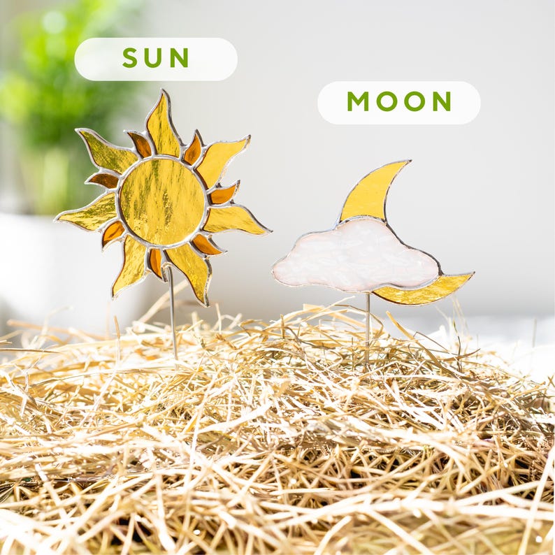 Estacas de plantas em vitral com sol e lua - Decoração mística e bruxa - Presente perfeito para amantes de plantas.