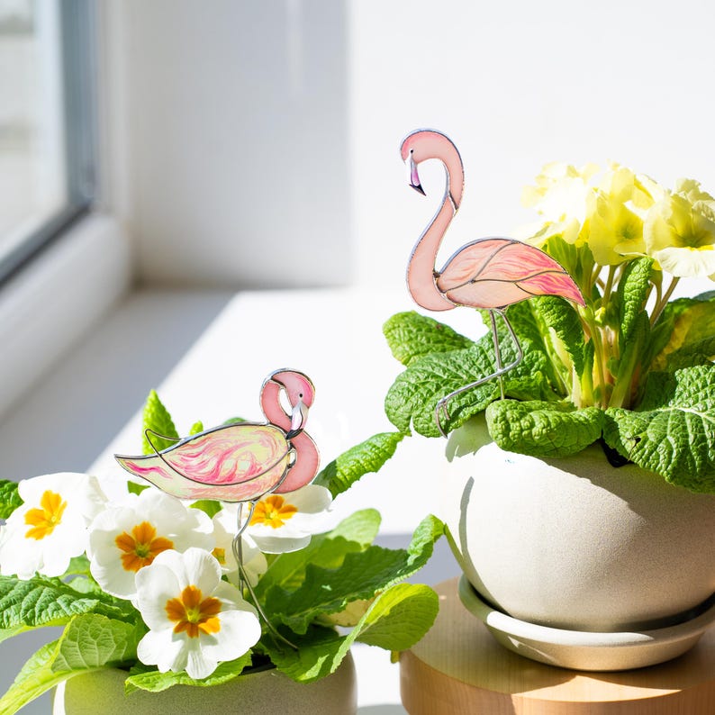 Estacas de plantas em vitral com flamingo rosa, decoração romântica para jardim, presente para ela.