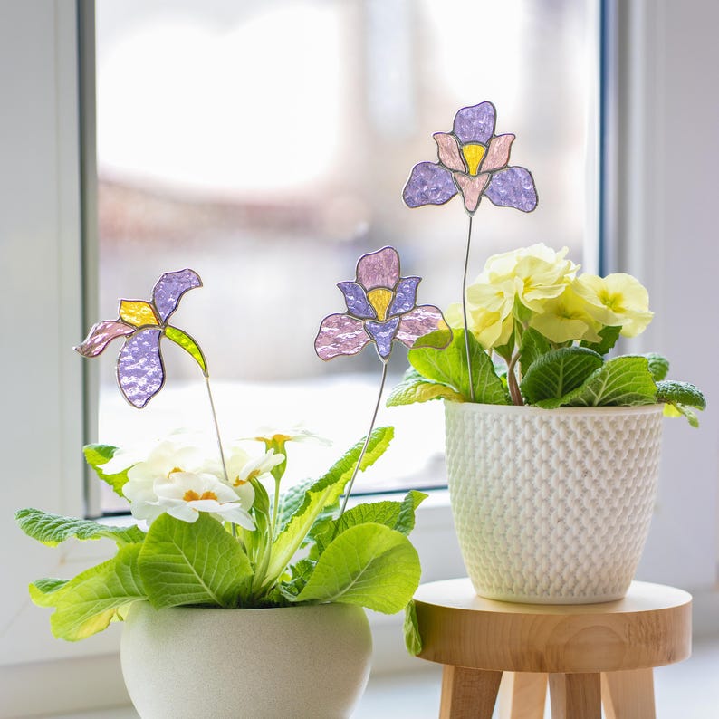 Estacas de plantas em vitral com íris, decoração estilo casa de campo, presente para avó, detalhe floral de primavera