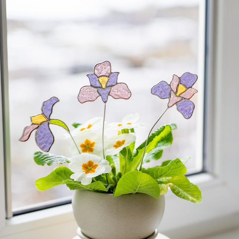 Estacas de plantas em vitral com íris, decoração estilo casa de campo, presente para avó, detalhe floral de primavera