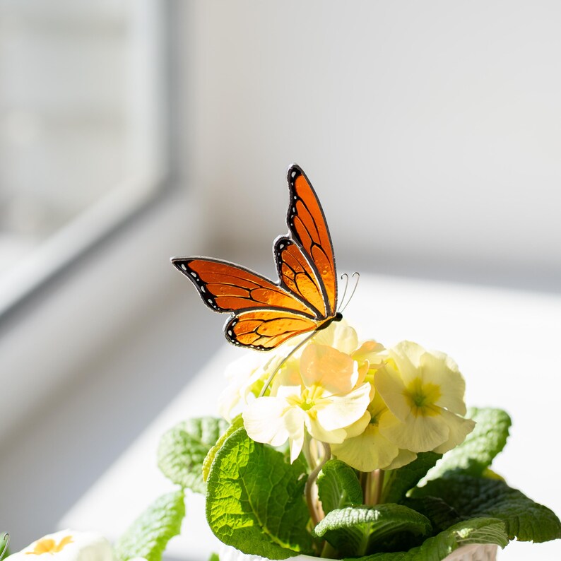 Estacas de plantas em forma de borboleta de vitral, decoração colorida para casa, alegre decoração de primavera.