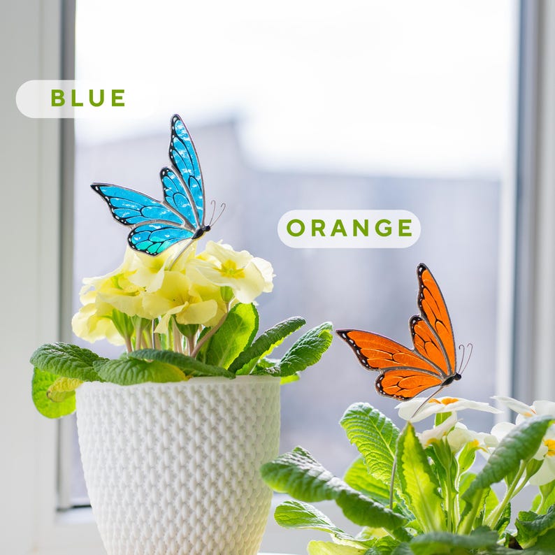 Estacas de plantas em forma de borboleta de vitral, decoração colorida para casa, alegre decoração de primavera.