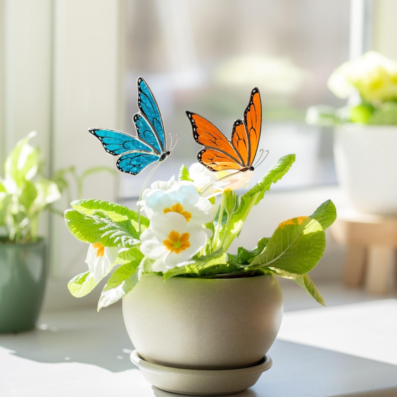 Estacas de plantas em forma de borboleta de vitral, decoração colorida para casa, alegre decoração de primavera.