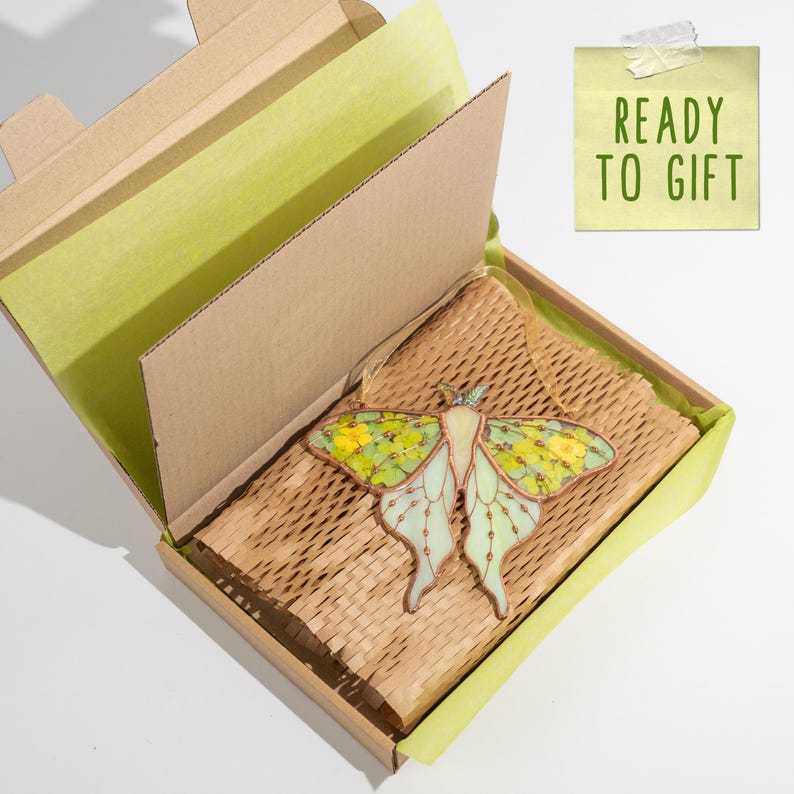 Apanhador de sol de vitral em forma de mariposa com flor prensada para janela, decoração que captura a luz.