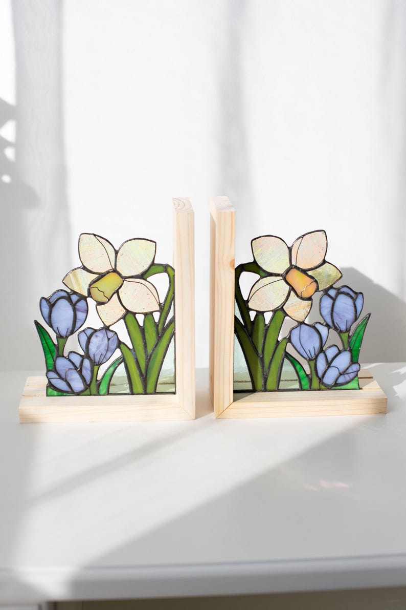 Suporte para livros de vidro colorido estilo vitral narcisos açafrões campânulas