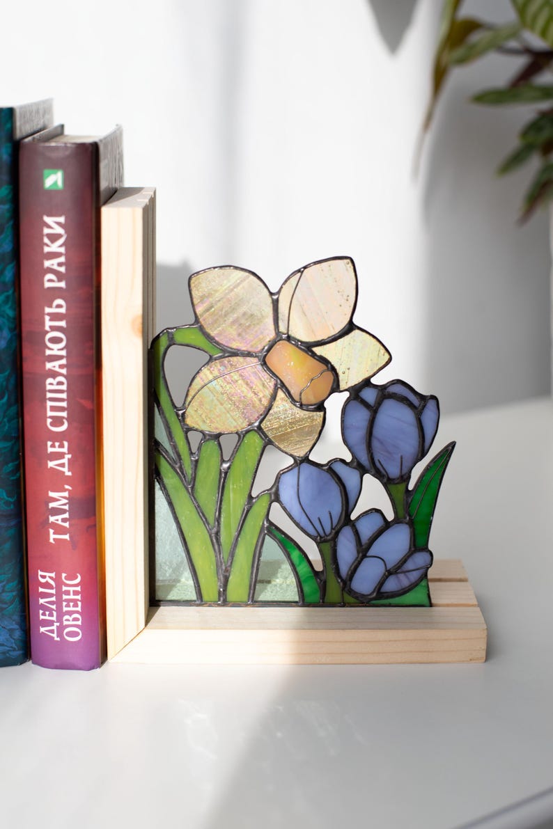 Suporte para livros de vidro colorido estilo vitral narcisos açafrões campânulas