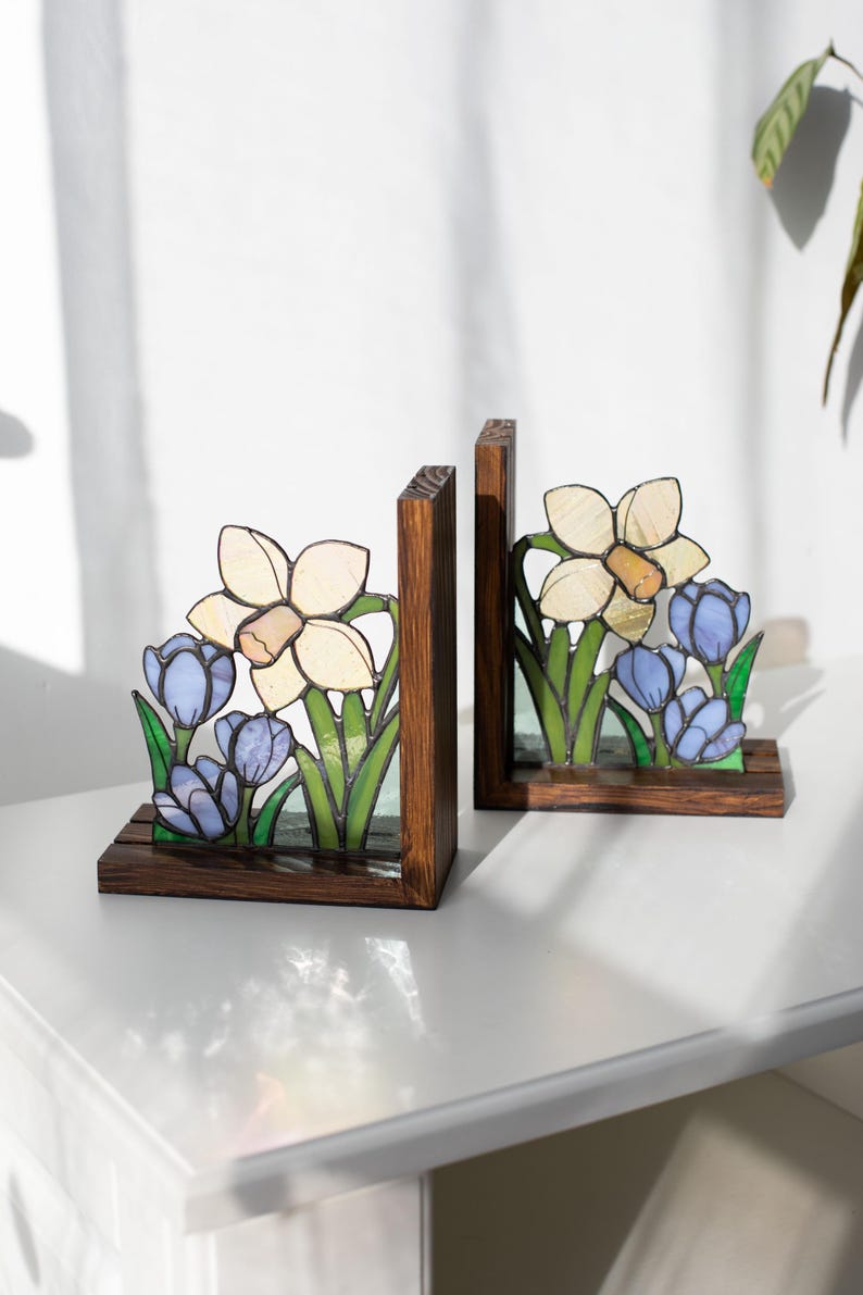 Suporte para livros de vidro colorido estilo vitral narcisos açafrões campânulas