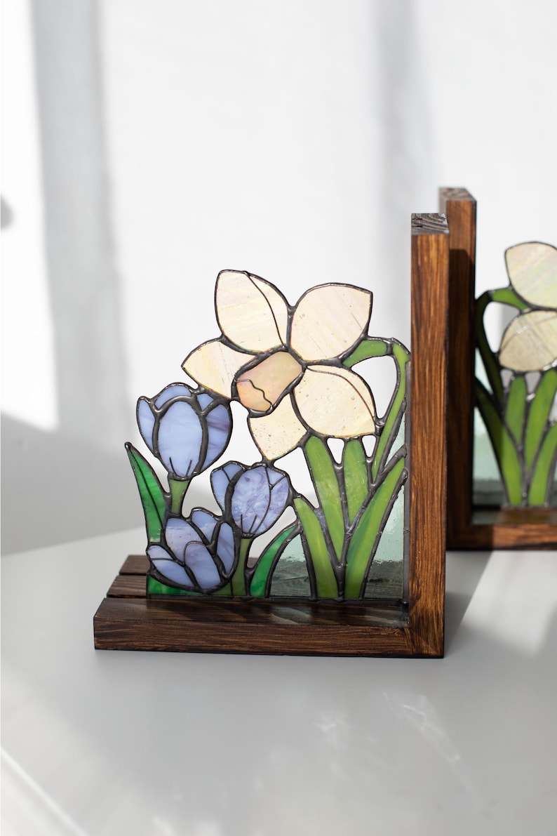 Suporte para livros de vidro colorido estilo vitral narcisos açafrões campânulas