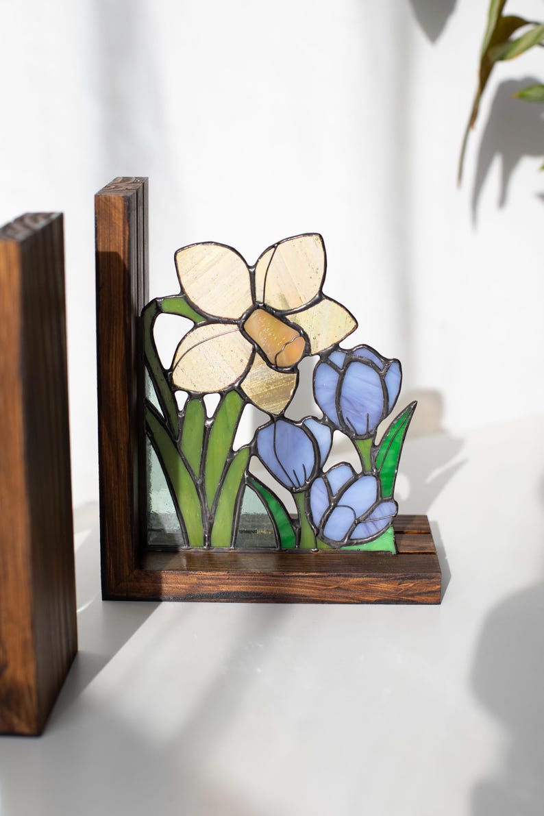Suporte para livros de vidro colorido estilo vitral narcisos açafrões campânulas