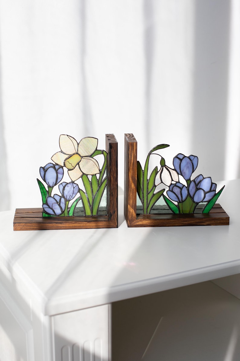 Suporte para livros de vidro colorido estilo vitral narcisos açafrões campânulas