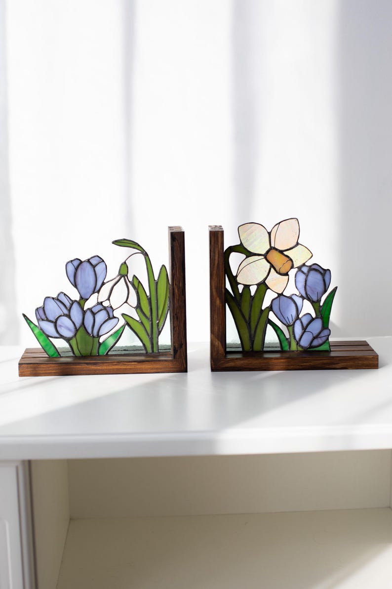 Suporte para livros de vidro colorido estilo vitral narcisos açafrões campânulas