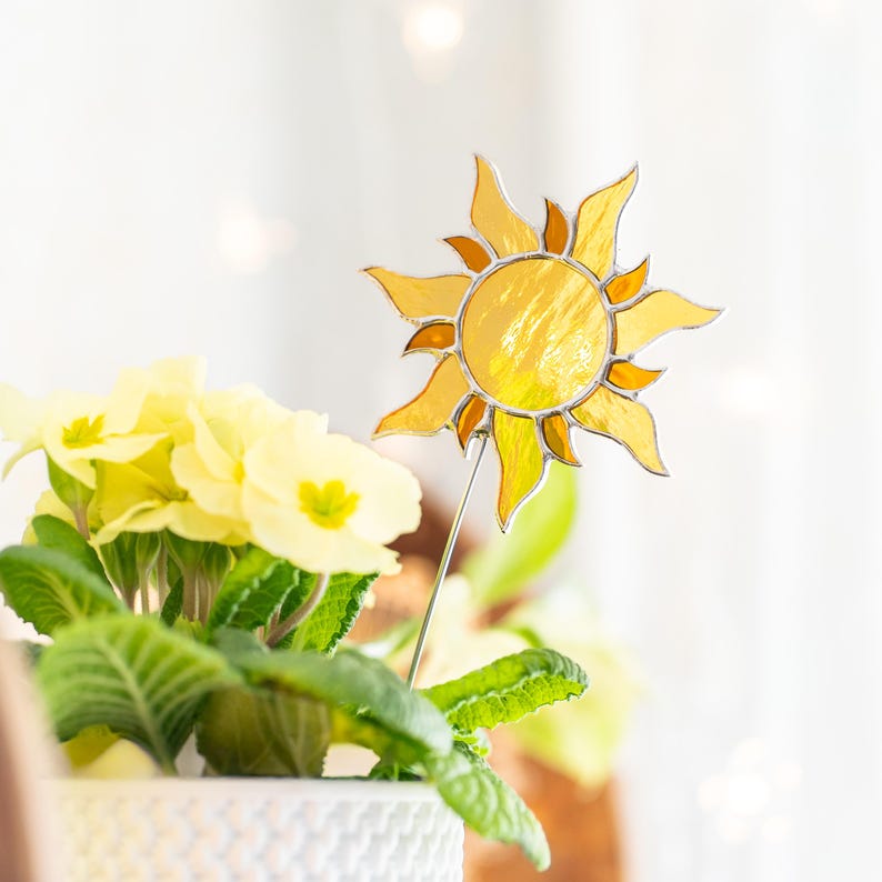 Estacas de plantas em vitral com sol e lua - Decoração mística e bruxa - Presente perfeito para amantes de plantas.