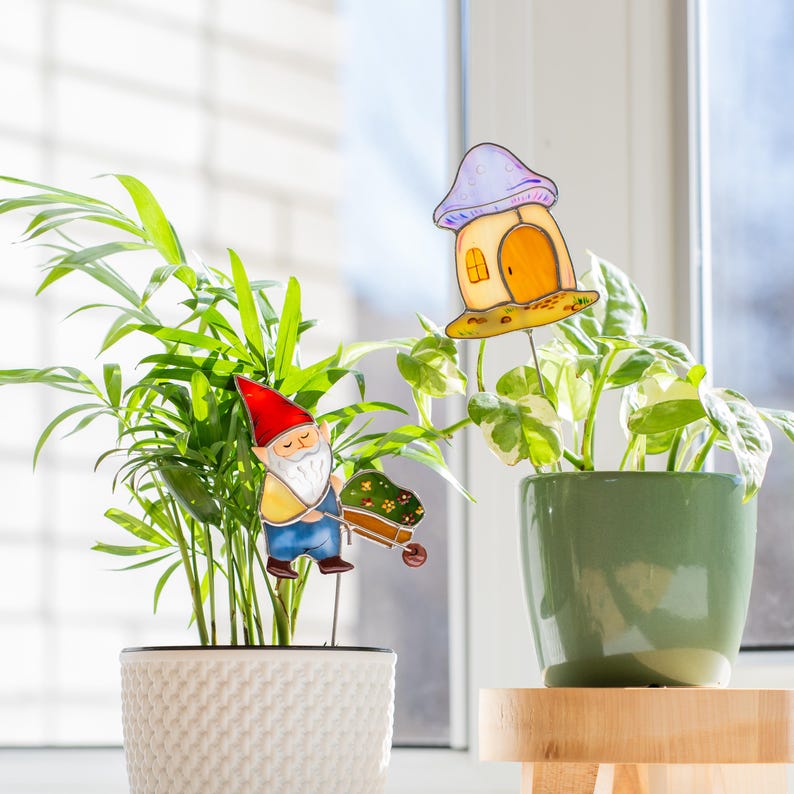 Conjunto de suportes para plantas em forma de gnomo e cogumelo, vitrais decorativos para vasos, um presente encantador.