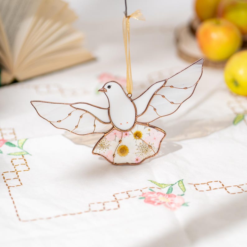 Vitral em forma de pomba com flores secas, decoração de janela em memória de alguém, presente de condolências para quem perdeu um ente querido.