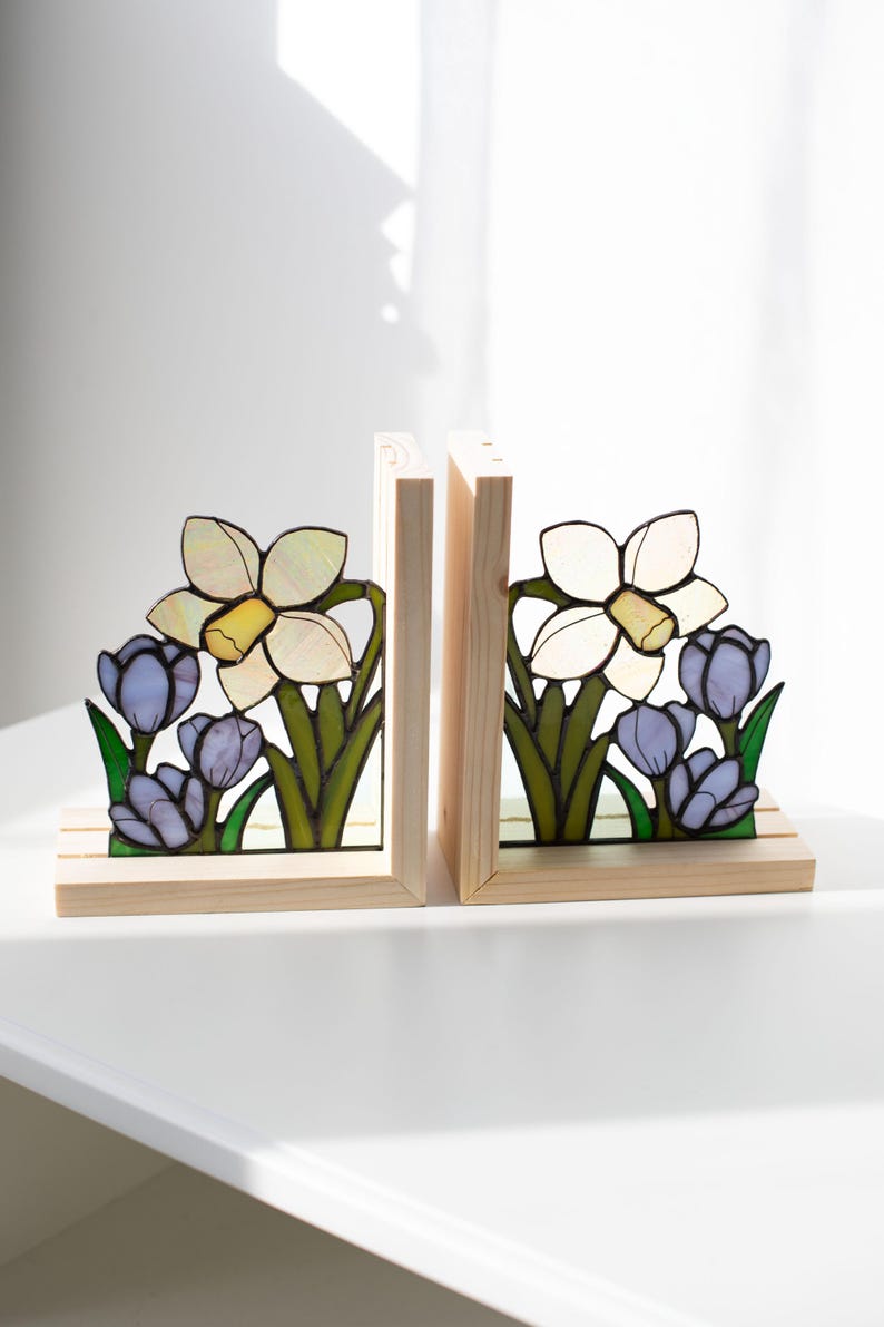 Suporte para livros de vidro colorido estilo vitral narcisos açafrões campânulas