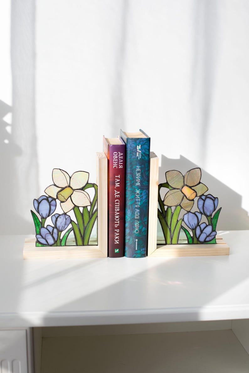 Suporte para livros de vidro colorido estilo vitral narcisos açafrões campânulas