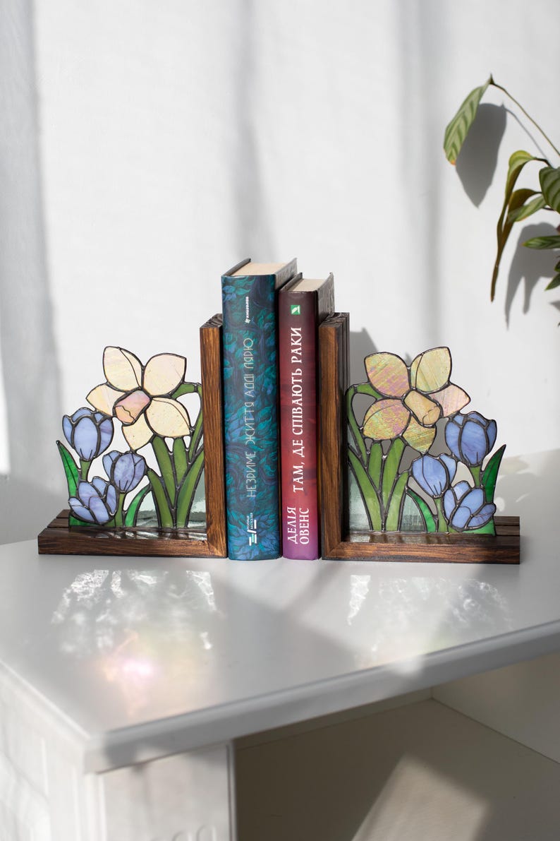 Suporte para livros de vidro colorido estilo vitral narcisos açafrões campânulas
