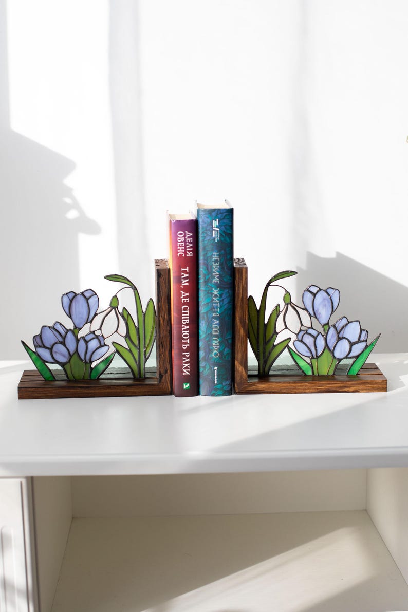 Suporte para livros de vidro colorido estilo vitral narcisos açafrões campânulas