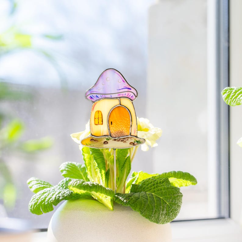 Conjunto de suportes para plantas em forma de gnomo e cogumelo, vitrais decorativos para vasos, um presente encantador.