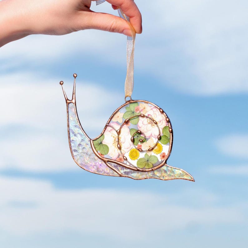 Vitral iridescente em forma de caracol com flores prensadas, decoração para inauguração de casa ou presente para amantes de jardins.