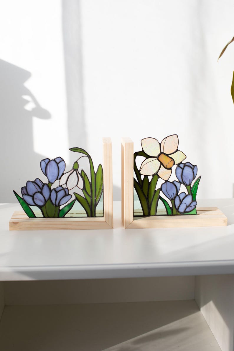 Suporte para livros de vidro colorido estilo vitral narcisos açafrões campânulas