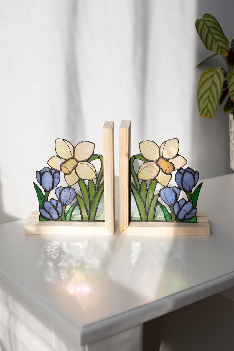 Suporte para livros de vidro colorido estilo vitral narcisos açafrões campânulas