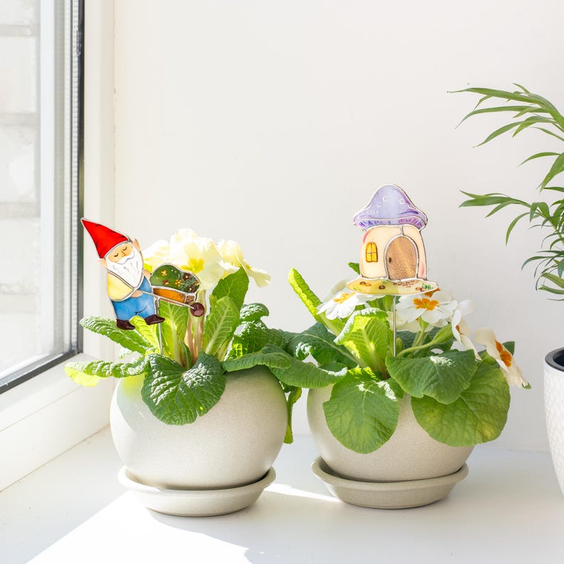 Conjunto de suportes para plantas em forma de gnomo e cogumelo, vitrais decorativos para vasos, um presente encantador.