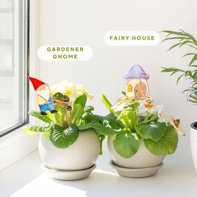 Conjunto de suportes para plantas em forma de gnomo e cogumelo, vitrais decorativos para vasos, um presente encantador.