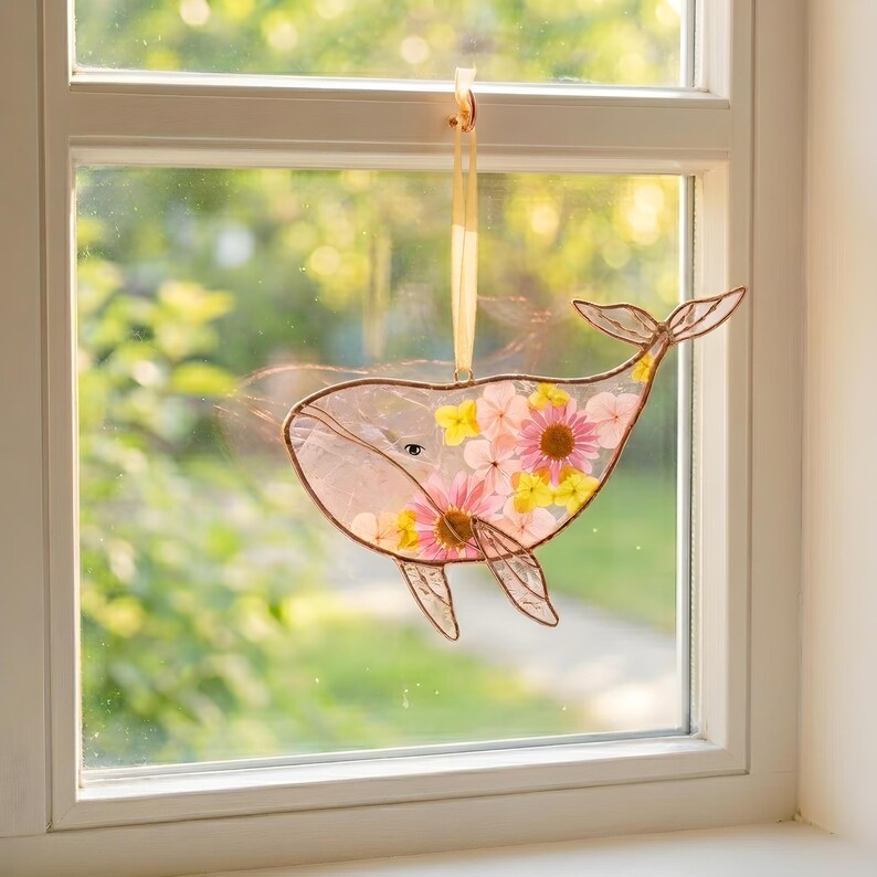 Baleia em vitral para pendurar na janela, arte com flores prensadas para decoração de praia e presentes de verão.