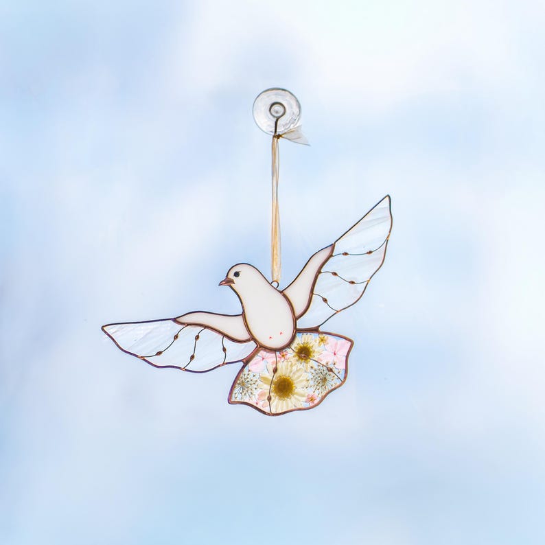 Vitral em forma de pomba com flores secas, decoração de janela em memória de alguém, presente de condolências para quem perdeu um ente querido.