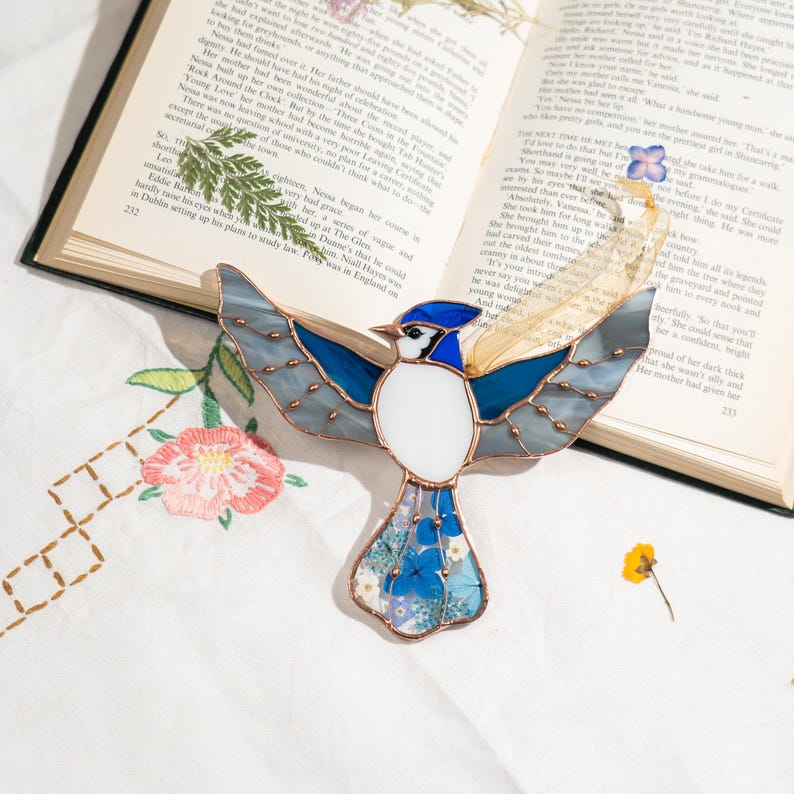 Vitral com Gaio-azul e Flores Secas para Pendurar na Janela, Apanhador de Sol Estilo Cottagecore - Presente Ideal para Amantes de Pássaros