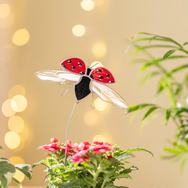Acessórios de decoração para plantas em vitral com joaninha, ideal para casa nova, presente de aniversário para amiga.