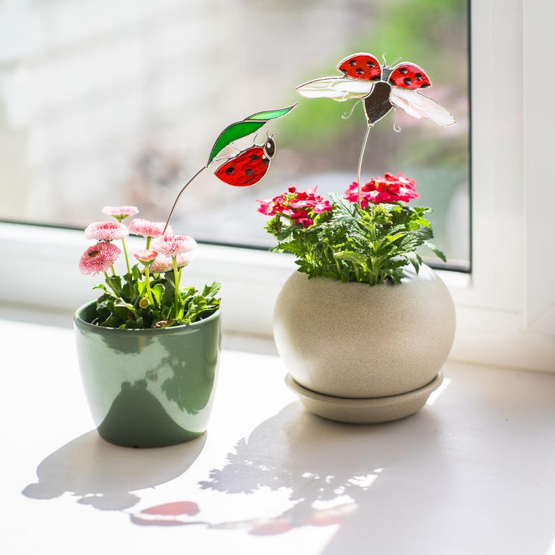 Acessórios de decoração para plantas em vitral com joaninha, ideal para casa nova, presente de aniversário para amiga.