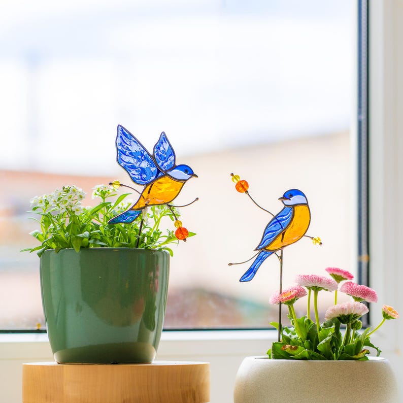 Estacas de plantas em vitral com pássaro azul, presente para observadores de pássaros, amantes da natureza e decoração para casa.