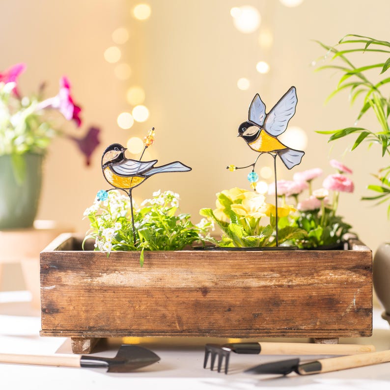 Estacas de jardim em vitral com desenho de chapim-de-cabeça-preta para plantas de interior, decoração de casa de campo, presente para a família