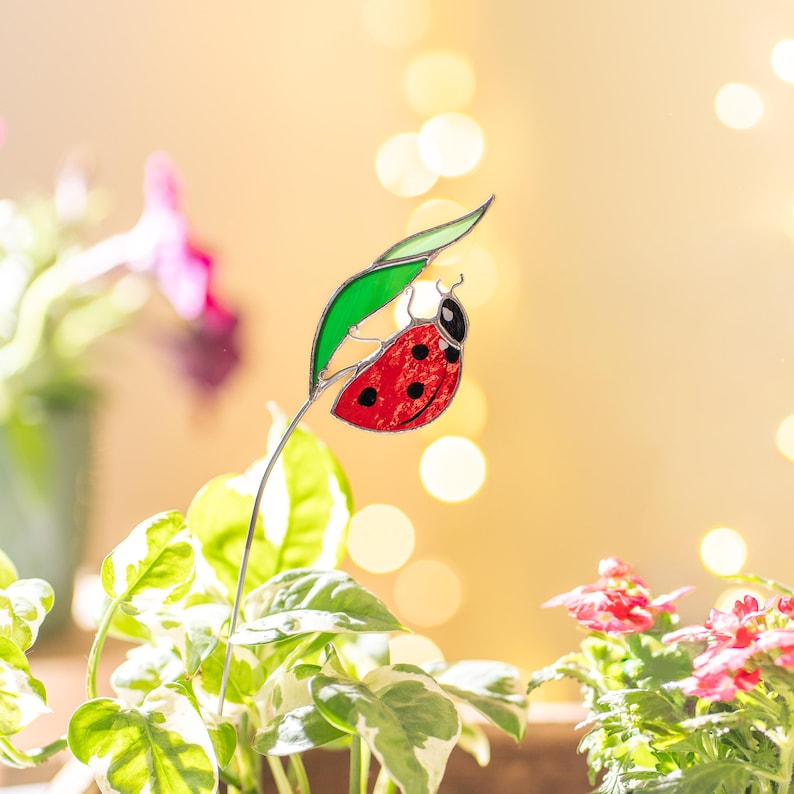 Acessórios de decoração para plantas em vitral com joaninha, ideal para casa nova, presente de aniversário para amiga.
