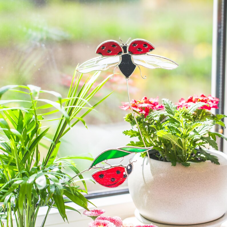 Acessórios de decoração para plantas em vitral com joaninha, ideal para casa nova, presente de aniversário para amiga.