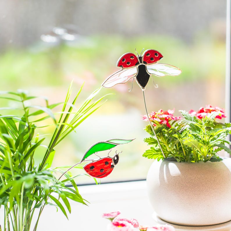Acessórios de decoração para plantas em vitral com joaninha, ideal para casa nova, presente de aniversário para amiga.