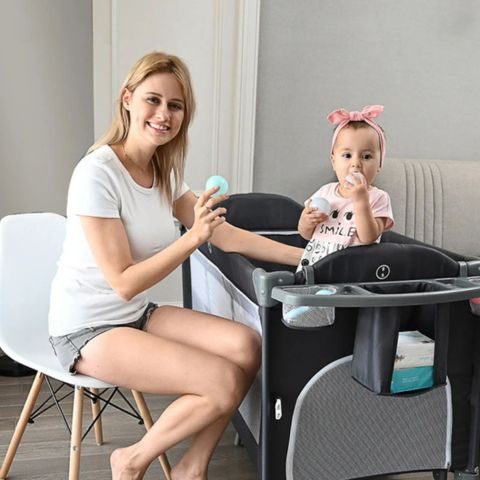 Maman et bébé souriant à côté d
