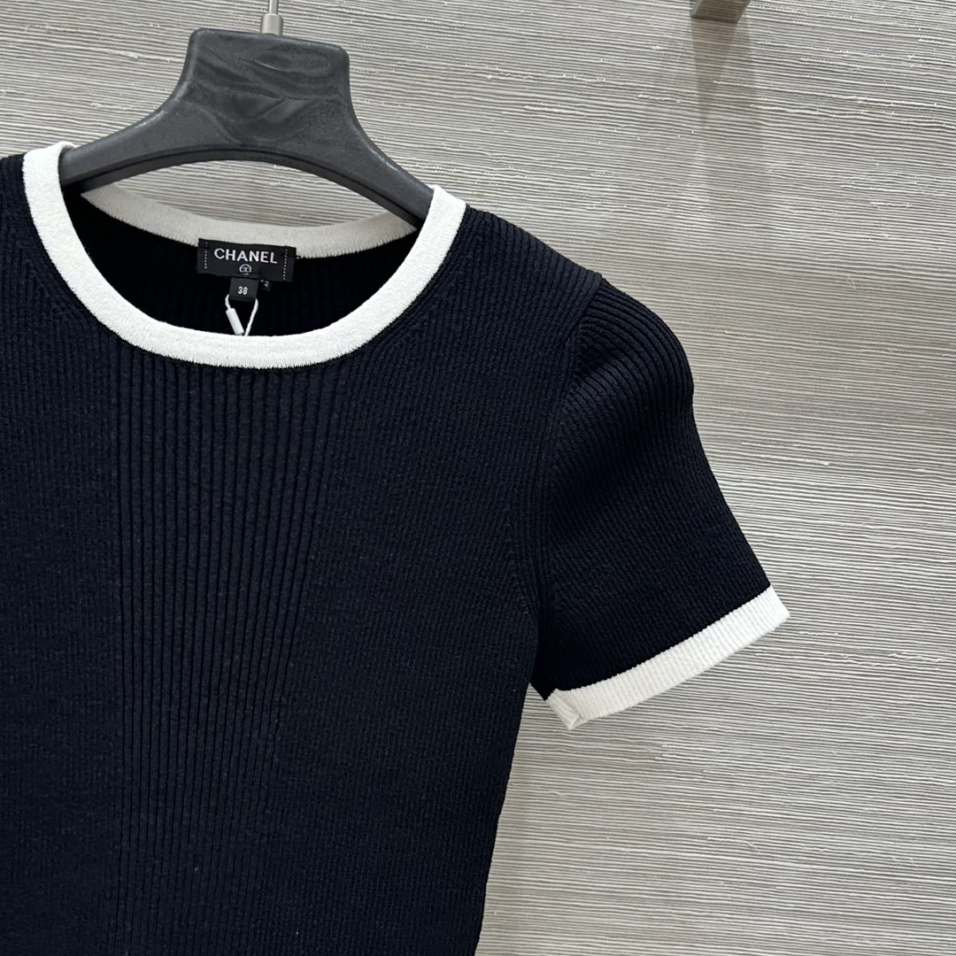 CHANE25SS colourblocked trim slim-fit knit top