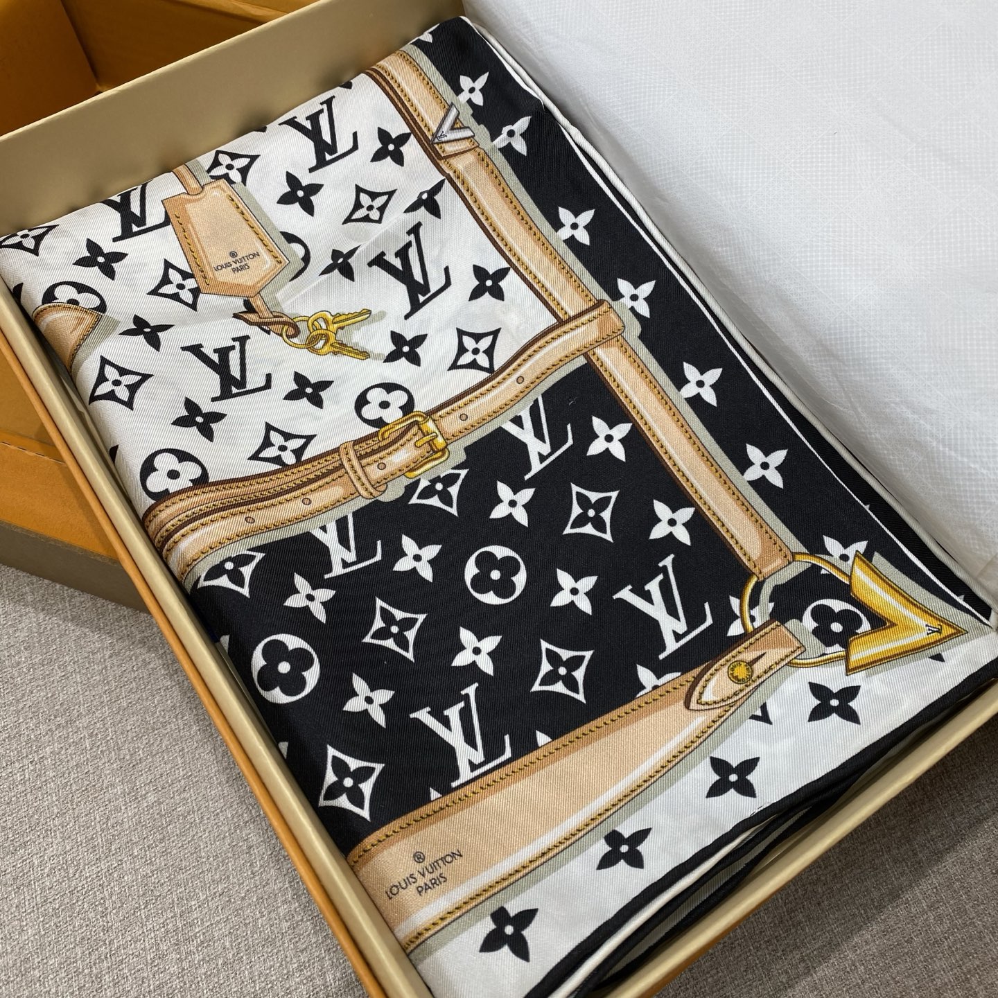LU 90x90cm black and white colour block twill square scarf