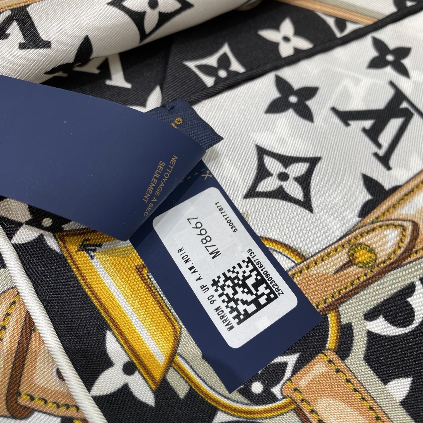 LU 90x90cm black and white colour block twill square scarf