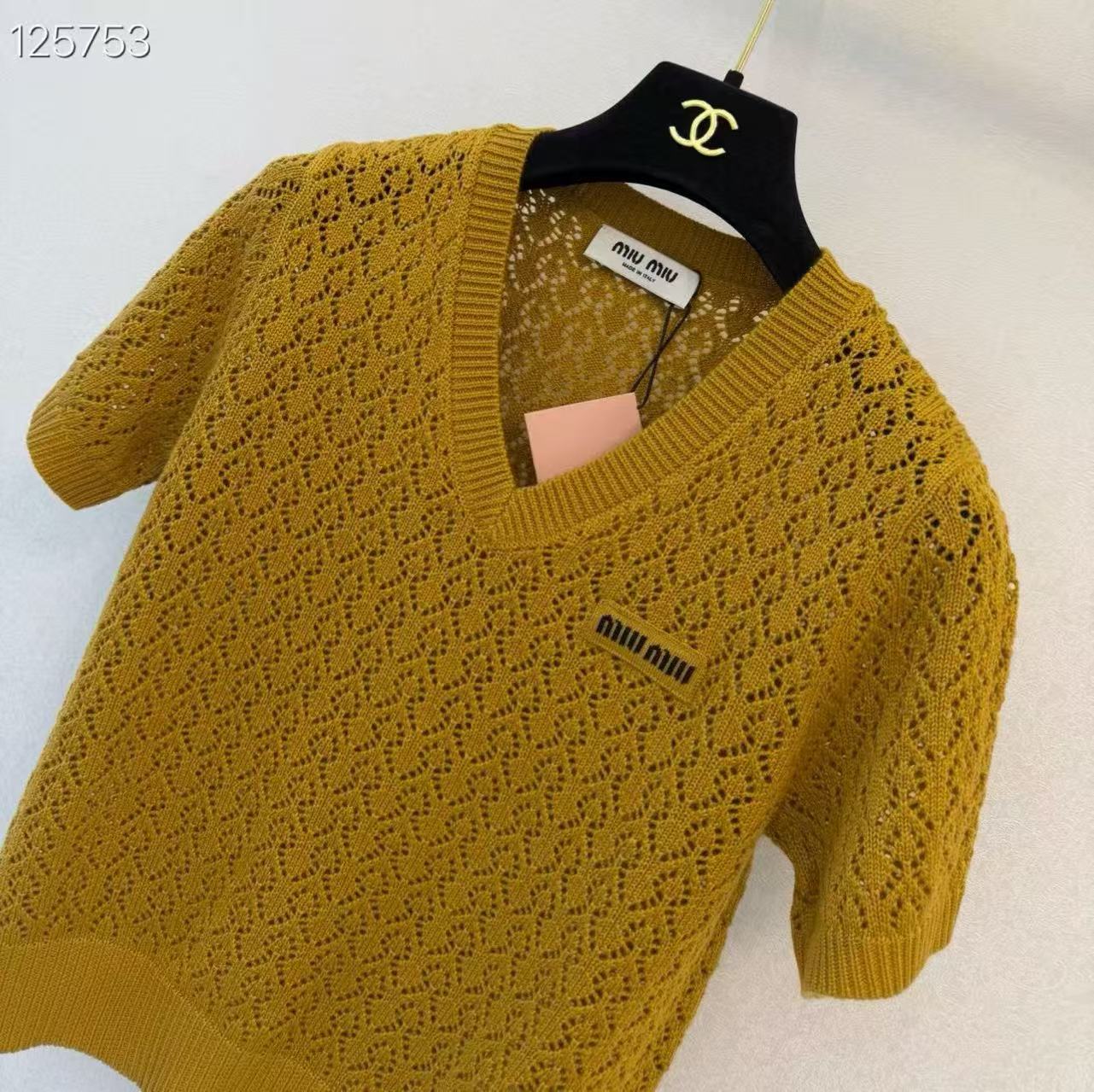 MIU Diamond-Open-Knit V-Neck Short-Sleeve Top.