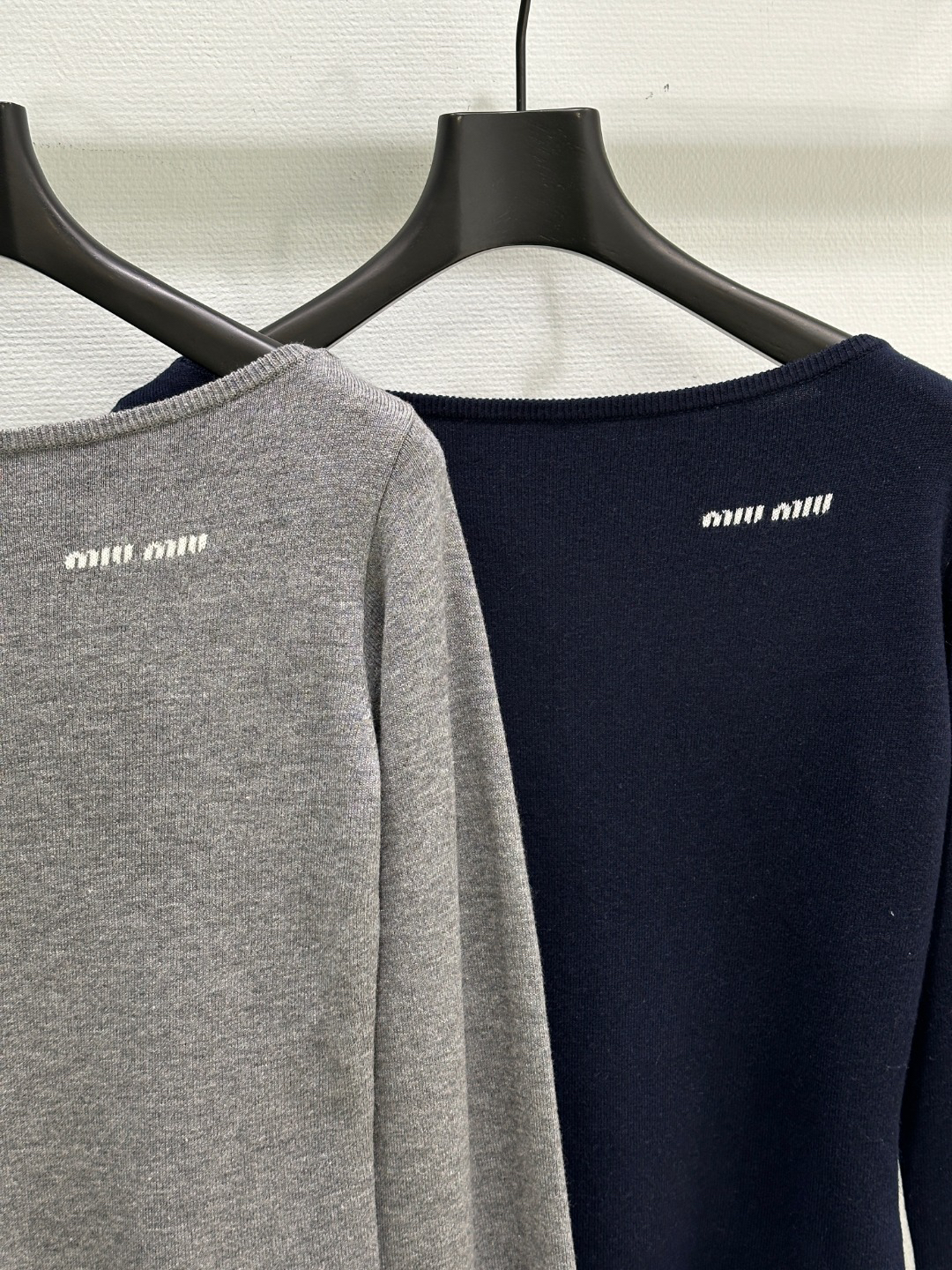 MIU25SS Logo Cashmere One Shoulder Long Sleeve Top