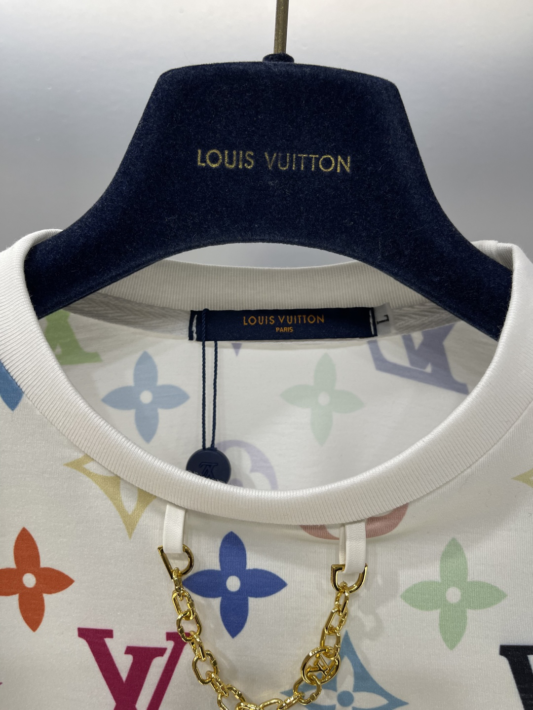 LU25SS Four Leaf Clover Letter Print Chain T-Shirt