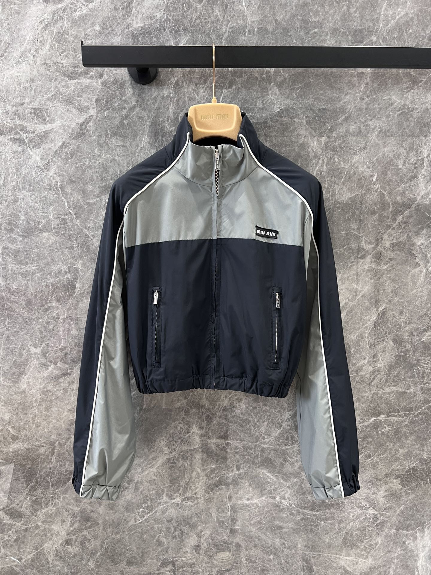 MIU25SS monogrammed appliquéd stand-up collar colorblocked short jacket