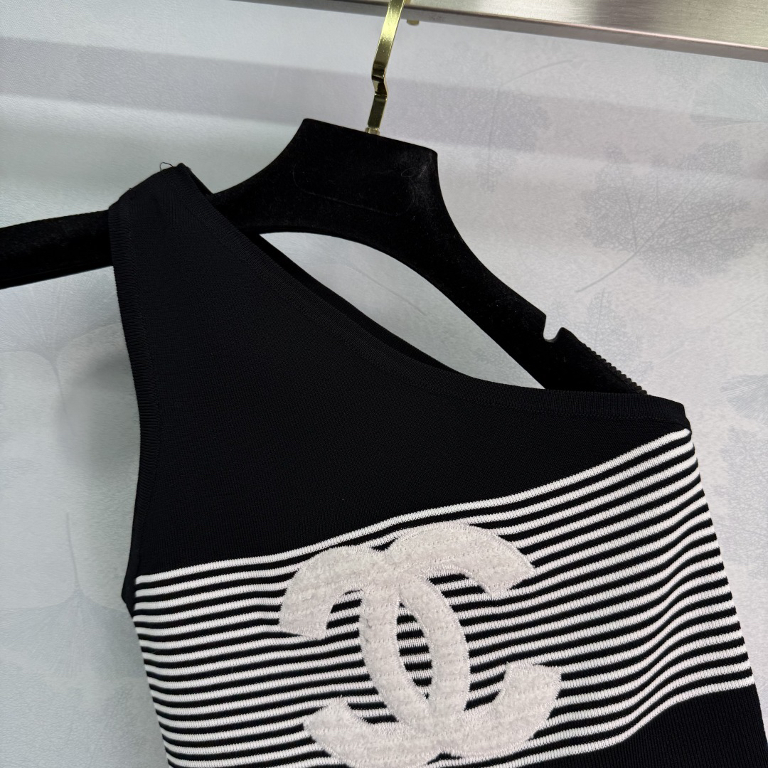 CHANE25SS Striped Knit Vest