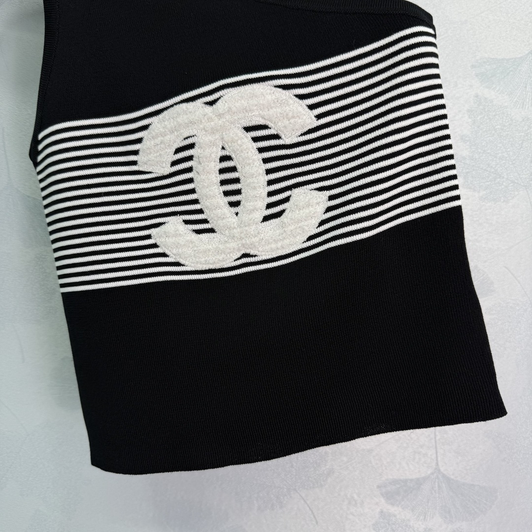 CHANE25SS Striped Knit Vest