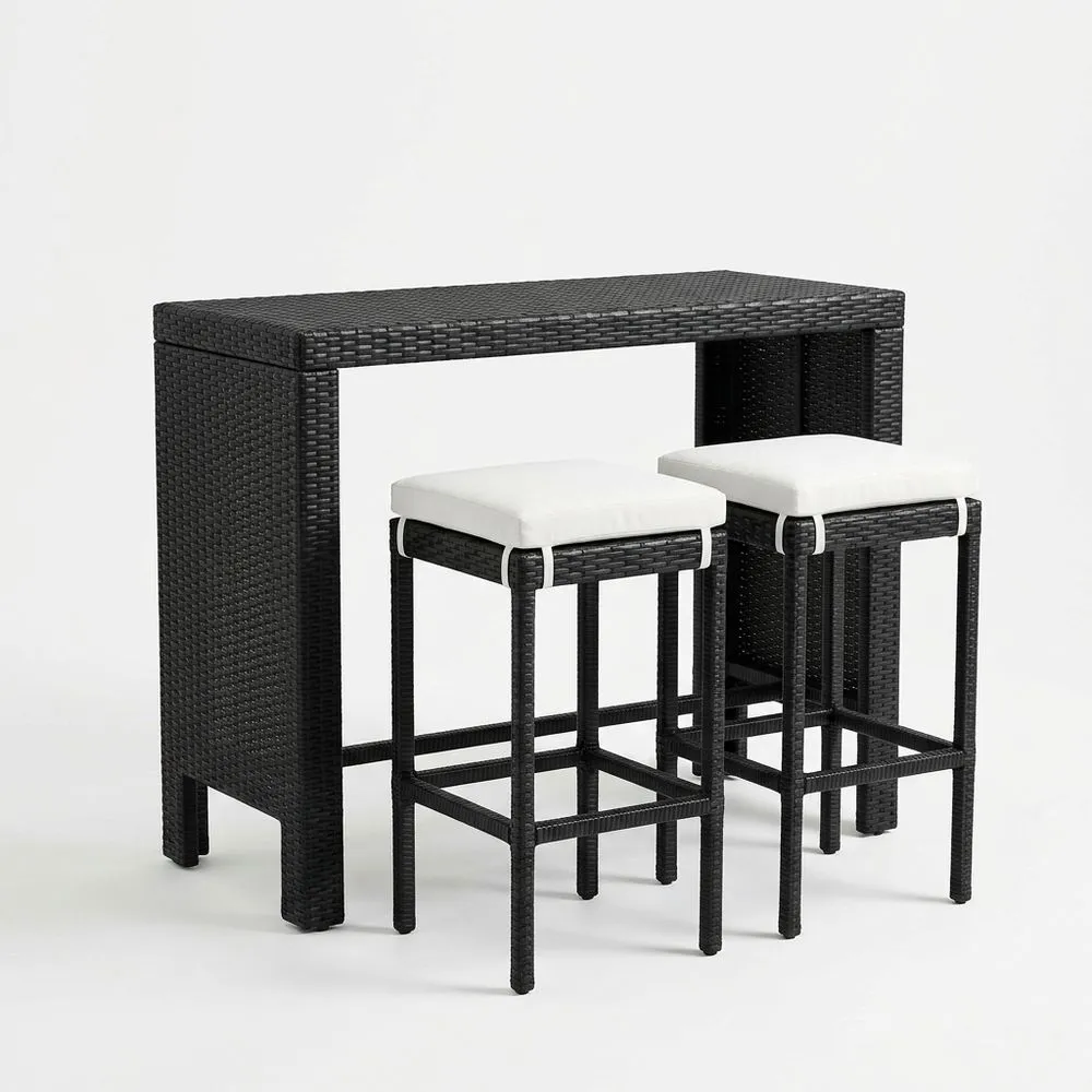 Set tavolo e sgabelli in rattan sintetico con cuscini bianchi per esterno