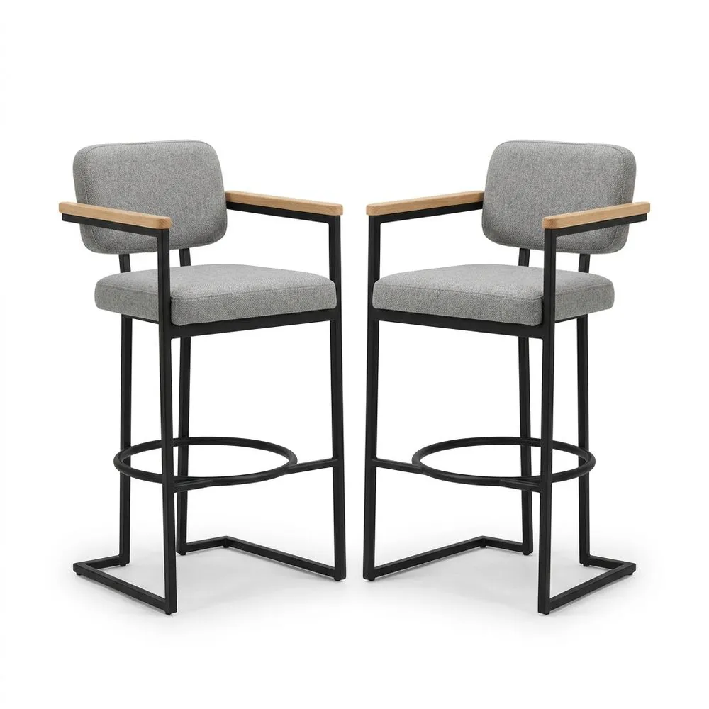 Set di 2 sgabelli bar in tessuto di poliestere, con struttura in acciaio verniciato e braccioli in legno naturale